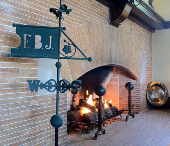LR Fireplace 016.jpg