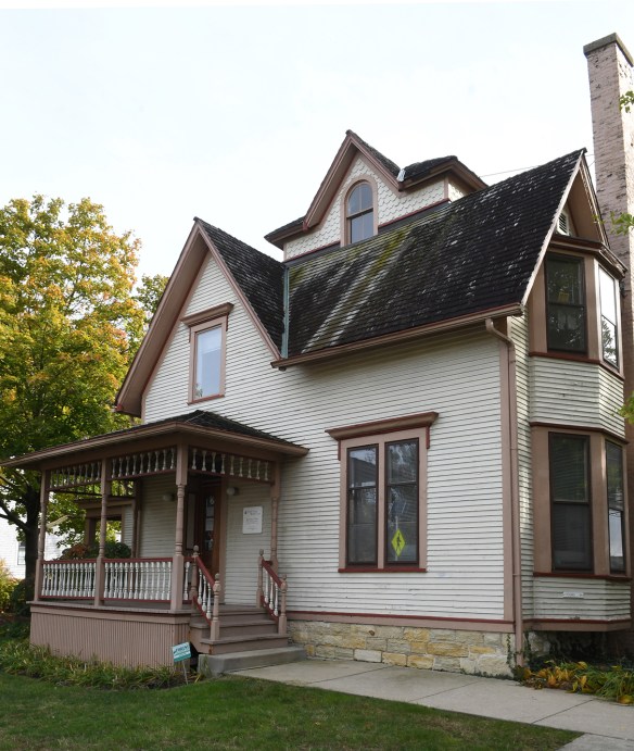 Anna Lloyd Wright House.jpg