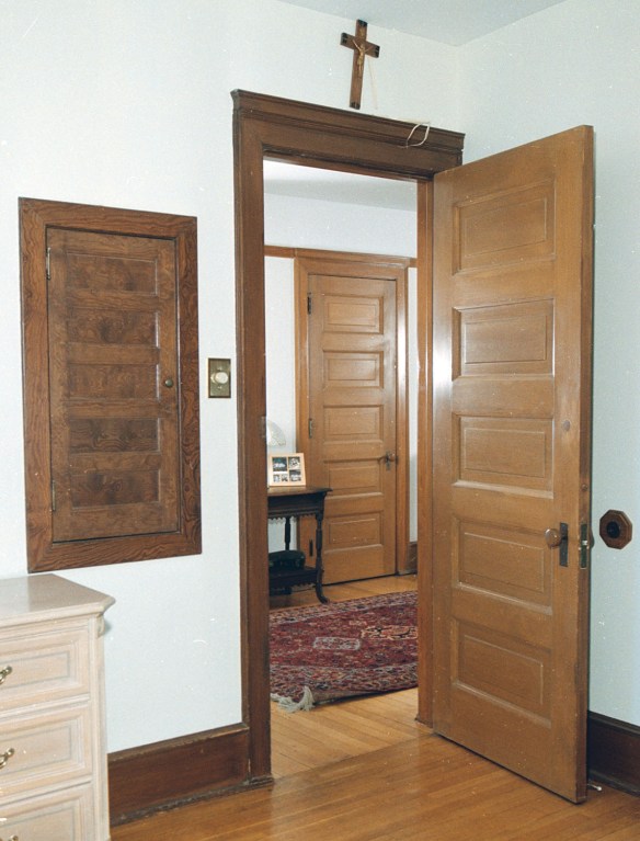 Mitchell closet FLW FLLW mh.jpg