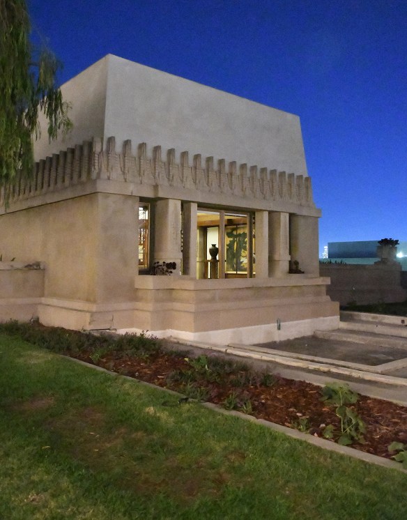 LR Hollyhock House (1919).jpg